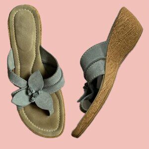 Vintage Suede Flower Sandals – Light Blue with Wood Wedge, Size 39/9